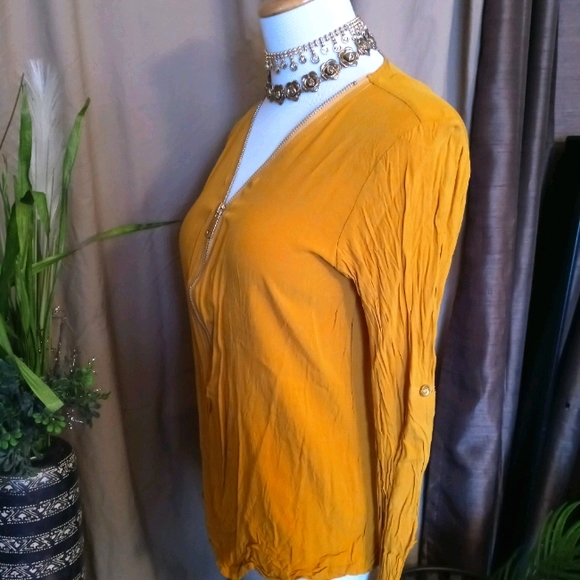 Cute zip up top - Picture 2 of 4